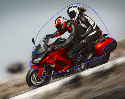 Un masque limite l'effet du changement de couleur sur elle.